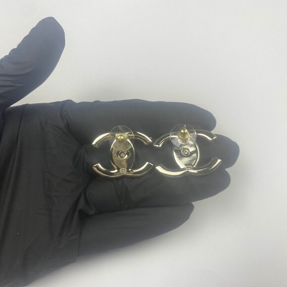 CHANEL Pre-Owned 1995 Gold Tone Turn Rock CC Clip On Earrings - Picture 2 of 9